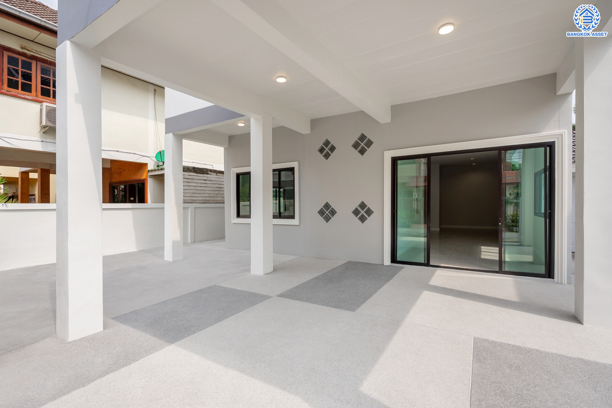 บ้านมือสองตกแต่งใหม่ ม.บูรพา12 ดอนเมือง บ้านเดี่ยว เนื้อที่ 50 ตร.ว. ฟังก์ชัน 4 ห้องนอน 2 ห้องน้ำ จอดรถได้ 2 คัน บนทำเลดีที่สุด ใกล้สนามบินดอนเมือง ทางด่วน "ศรีสมาน" และรถไฟฟ้าสายสีแดง "สถานีดอนเมือง"...